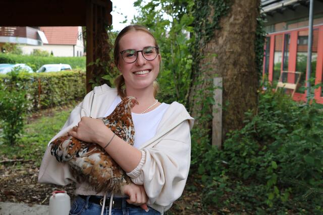 myheimat Kollegin Anna Pichlmeier ging auf Tuchfühlung mit dem Federvieh. Anfangs war die Kollegin noch scheu, aber als das Huhn geduldig und selbstbewusst auf dem Arm saß und gestreichelt werden wollte, war das Eis schnell gebrochen.