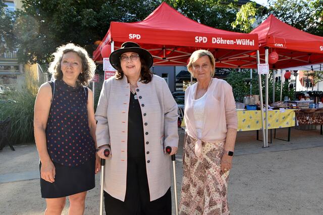 v.l.: Alt_Bezirksbürgermeiserin Christine Ranke-Heck, die amtierende Bezirksbürgermeisterin Antje Kellner (beide SPD) und Vize-Bürgermeisterin Gabi Jakob.