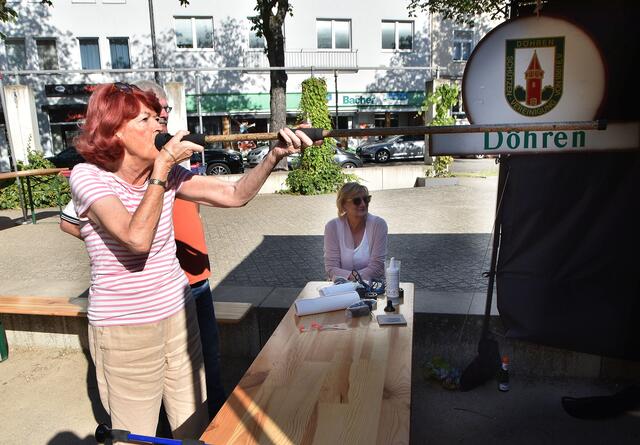 Ellen Maschke-Scheffler beim Blasrohr-Schießen