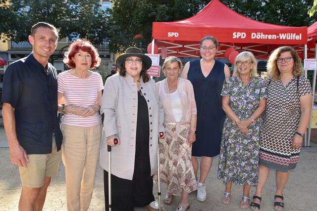 v.l.  Angelo Alter, Ellen Maschke-Scheffler, Antje Kellner, Gabi Jakob, Anja Schollmeyer, Vize-Regionspräsidentin Petra Rudszuck  und Dr. Gudrun Koch