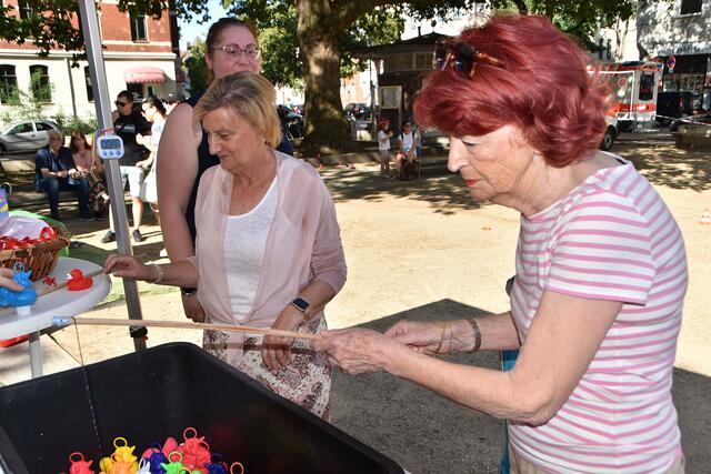 Vize-Bezirksbürgermeisterin Gabi Jakob (l.) und Bezirksratsfrau Ellen Maschke-Scheffler (beide CDU) versuchten sich ebenfalls beim Entenangeln.