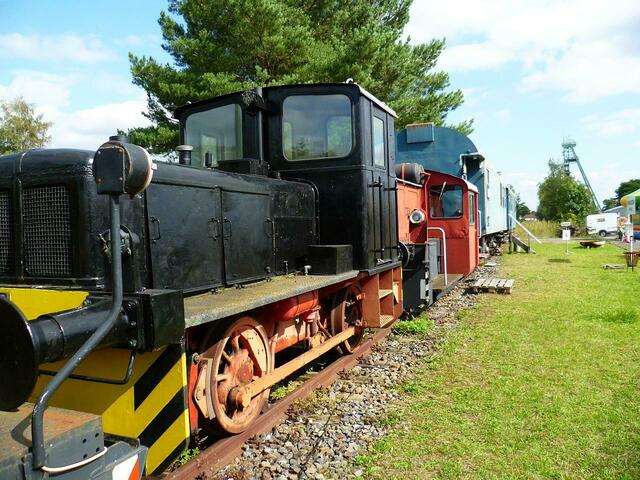 KHD 57 1448 Tekla (schwarz) und Köf 6802 (rot) auf dem Vereinsgelände.
