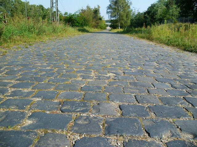 Sackgasse mit Original-Kopfsteinpflaster zum ehemaligen Bahnhof der Kalibahn (Klbf).
