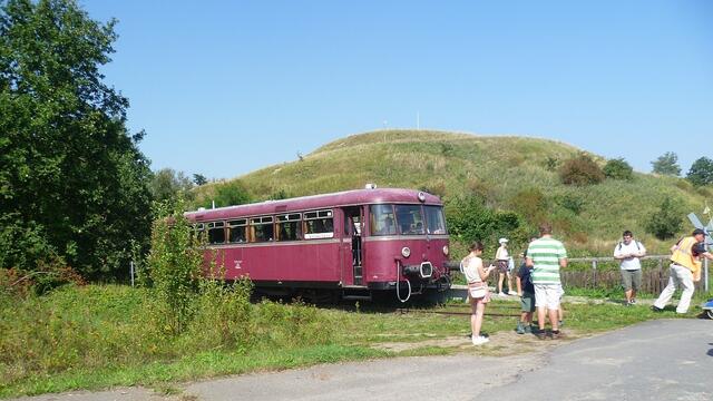 Schienenbus am Bahnhof vor der Kaliabraumhalde.
