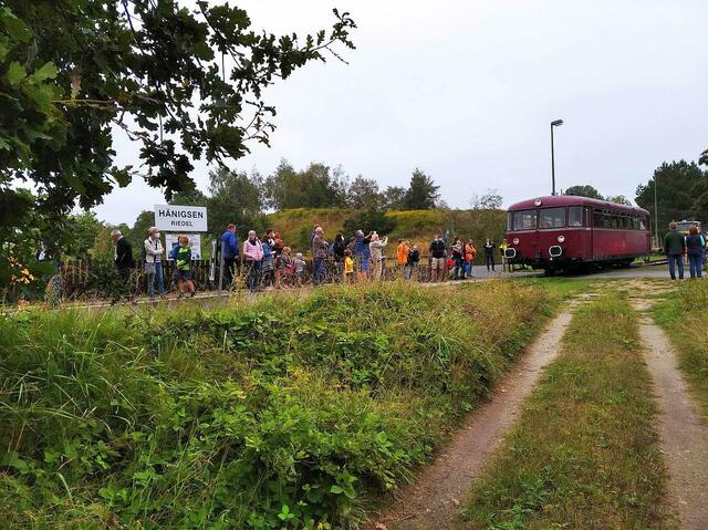 Fahrgäste am „Bahnhof“ Hänigsen warten auf den Schienenbus.
