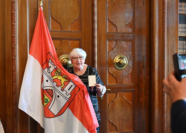 Erinnerungsfoto mit Hannover-Fahne