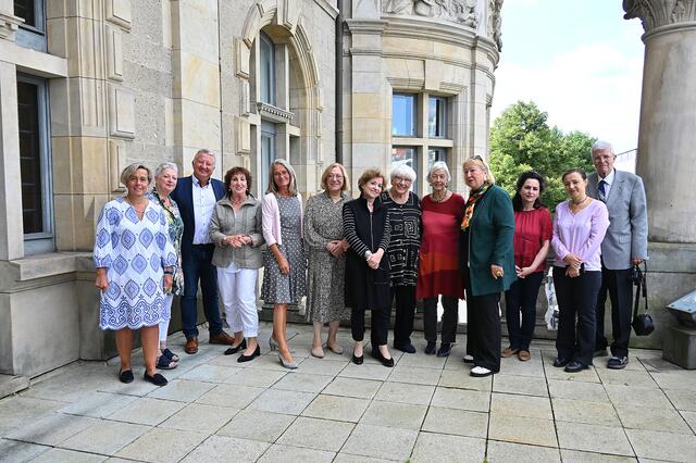 Gruppenbild aller Gratulanten (ohne OB) auf der Ratslaube