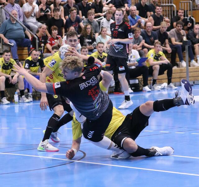 Cedric Riesner kommt trotz Gegenwehr am Kreis zum Wurf und zum Erfolg
