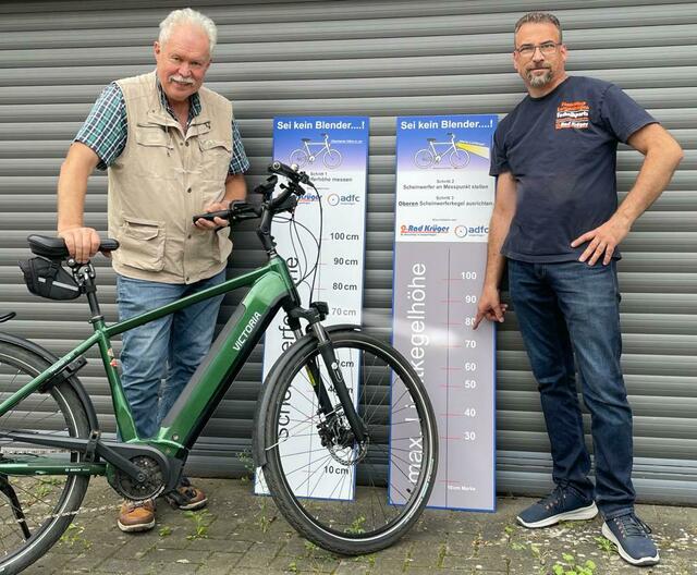 Fingerzeig: DA ist das Licht richtig
Zwei Fahrrad-Einstell-Tafeln:
In einfachen Schritten zur richtigen Fahrradscheinwerfer-Einstellung: Lichtkegel sichtbar ...
■  Links: Prof. Dr.-Ing. Reinhard Spörer/Sprecher ADFC Langenhagen 
■  Rechts: Stefan Hecht/Geschäftsführer Zweirad-Krüger