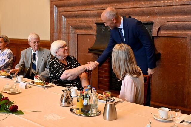 Oberbürgermeister Bleit Onay begrüßt Sunnhild Reinckens.