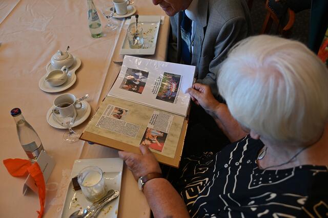 Ein Erinnerungsgeschenk mit Zeitungsausschnitten vom Wirken Sunnhild Reinckens