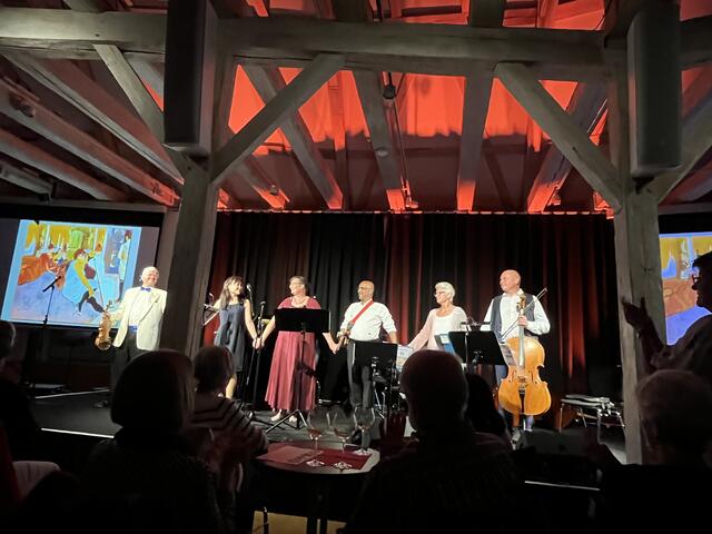 Ensemble Bleu-Blanc-Rouge
von links: Christian Echl-Violine, Da Hae Kim-Klavier, Beate Anton-Gesang, Ersin Erkan-Gitarre, Karola Piel-Kontrabass, Johannes Kübel-Violoncello