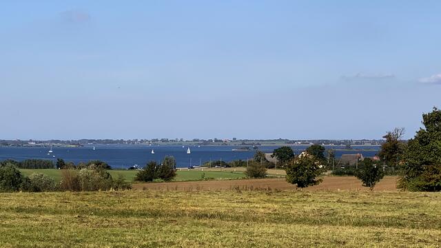 Tiefblau sieht das Wasser der Ostsee aus, der Himmel über der Wismarbucht präsentiert sich wolkenfrei. Foto: Helmut Kuzina