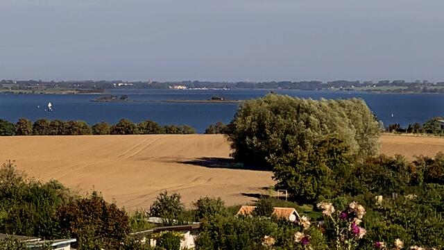 Vom Klingenberg reicht die Sicht vom Festland über die Vogelschutzinsel Walfisch bis zur Insel Poel am Horizont. Foto: Helmut Kuzina