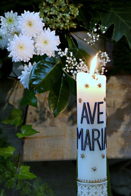 Und dieses Detail wirkt schon fast bunt im Grau dieser Kirche