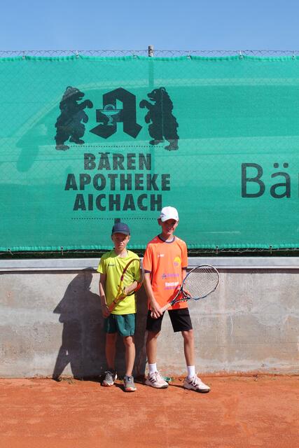 U12 Sieger Adrian Senda (rechts) und 2. Platzierter Paul Mangold (links)