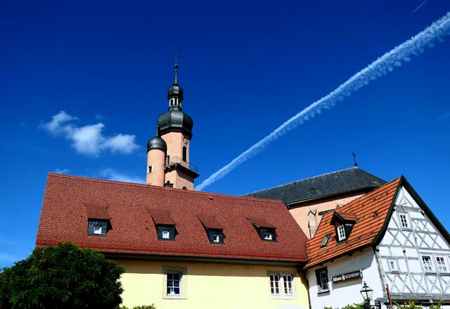 Spuren des Luftverkehrs über dem Ortskern von Eibelstadt