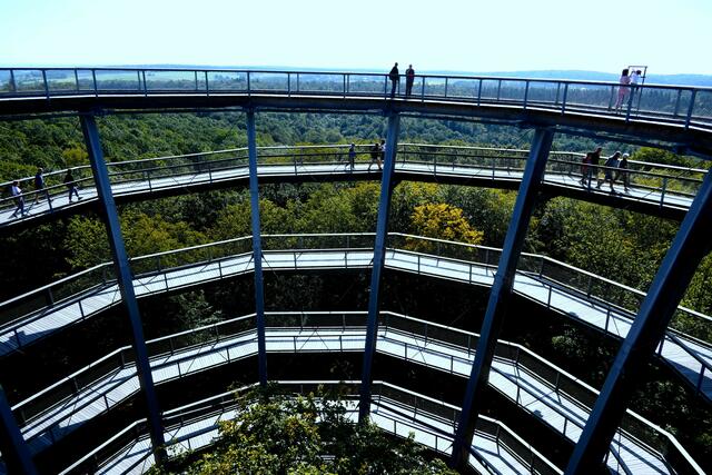 Ein "Highlight" im wahrsten Sinne des Wortes ist der Tower in der Mitte des BAUMWIPFELPFADS STREIGERWALD bei Ebrach. Ein lohnender Ausflug, den man sogar mit Kinderwagen bewältigen kann.
