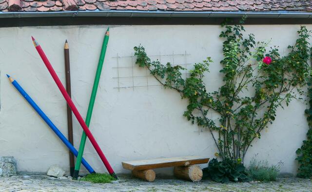 Sitzbank mit Buntstiften