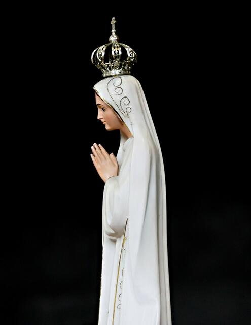 Madonna in der Wallfahrtskirche Maria im Sand. 
Die Ortsbezeichnung "im Sand" findet man in Franken häufig. In der Eiszeit entstanden die bayrischen Sandgebiete, von denen die meisten durch Abbau und Bebauung zerstört wurden. Das Projekt "SandAchse Franken" umfaßt auf 100 Kilometern Länge das größte Lockersandgebiet Süddeutschlands.
