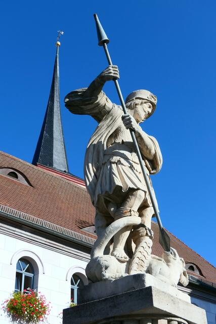 Der sog. "Vierröhrenbrunnen" am Marktplatz von Sommerach mir Georg dem Drachentöter, den man hier gerne "Steinerner Jörg" nennt