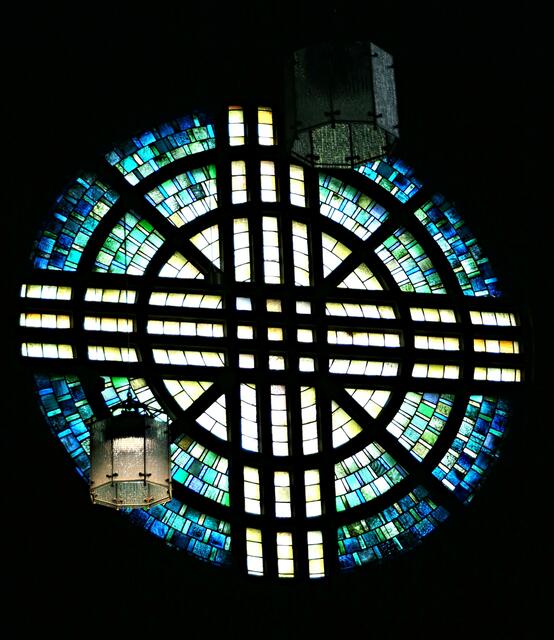 Glasfenster verleihen dem nüchteren Inneren des Kirchenschiffs einen gewissen Zauber