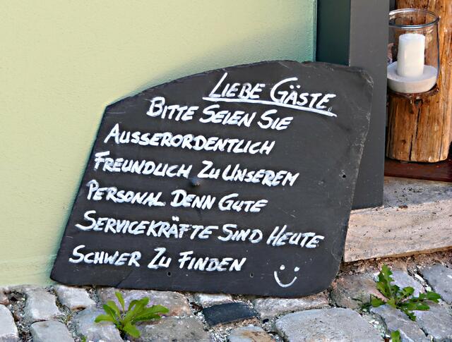 Trotz aller Attraktivität und vieler Gäste: seit Corona kämpft auch in den gut besuchten Orten die Gastronomie mit dem Problem des Personalmangels und nicht selten steht man tagsüber vor verschlossenen Türen!