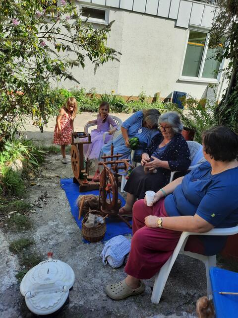 Die Damen vom "Weibermuseum" in Lenhart-Villenbach : Geschichtenerzählen beim Spinnen und Stricken wie früher in den Gemeindestuben