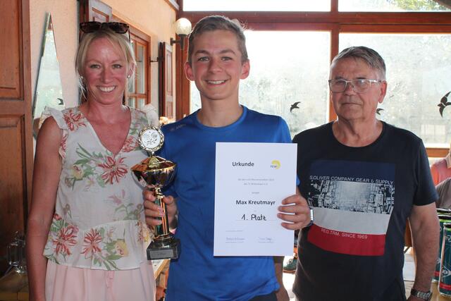 Vereinsmeister U15 und Landkreismeister U14 Max Kreutmayr (Mitte) mit Jugendwartin Simone Nagel und Vorstand Nobert Holzmann