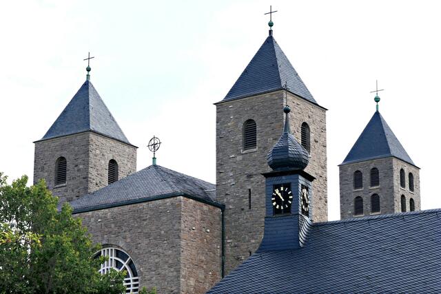 Die düsteren Türme der Abtei Münsterschwarzach entstanden neu in den 1930er Jahren und entsprechen dem damaligen "Geschmack" monumentaler faschistischer Architektur