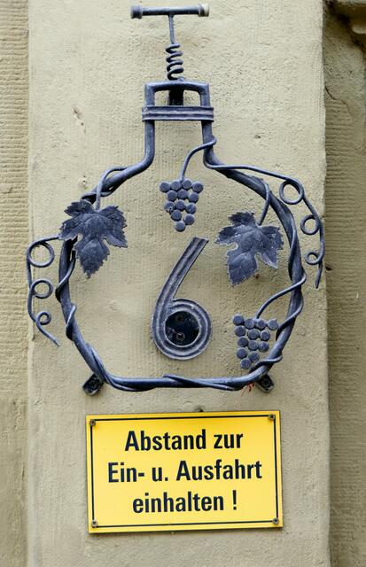 Liebevoll gestaltete Hausnummer eines kleinen Winzerbetriebs