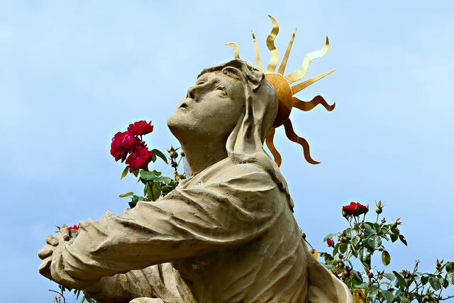 Die dritte Kirche an diesem Tag ist "Maria im Weingarten" bei Volkach. Hier eine Skulptur am Aufstieg durch den Weinberg.