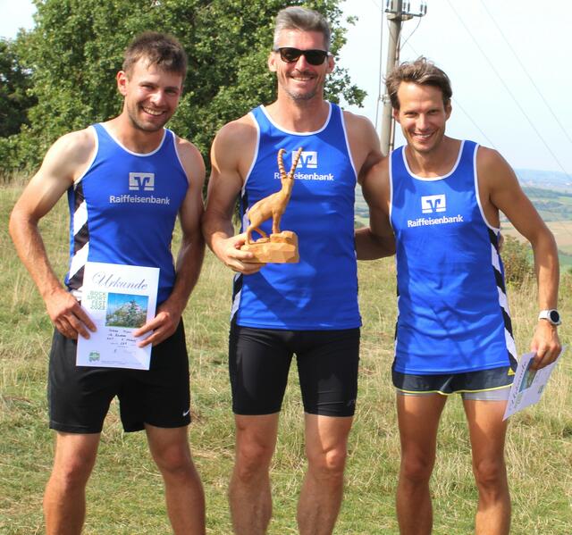 Nach vollbrachter Arbeit stellten sich Fabian Munz, Tobias Anton und Arslan Muminovic zum Siegerfoto 