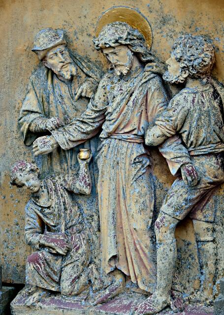 Der Friedhof hinter der Kirche beeindruckt mit schönen Bildstöcken