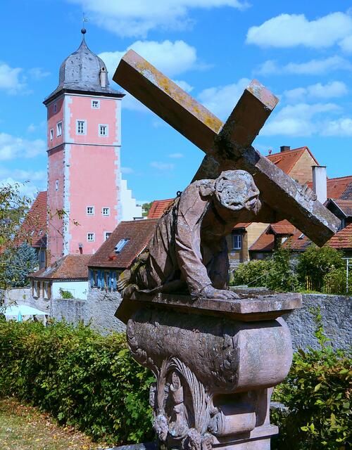 An Ochsenfurt kommt man bei keiner Mainfranken-Tour vorbei. Trotz vieler Touristen hat sich die Stadt ihren typisch fränkischen Charakter bewahrt.
