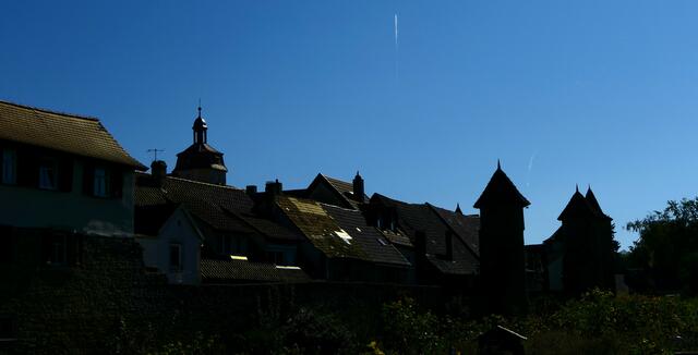 Mittags um 12 Uhr wirkt die Skyline von Mainbernheim fast wie im Abendlicht