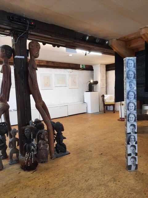 "Die Schönen und die Wilden": Zeichnungen und Präsentationen: Anna Ottmann in der Ausstellung: Frauenpower" Im Haus der Kulturen und Maskenmuseum Diedorf, Lindenstrasse 1