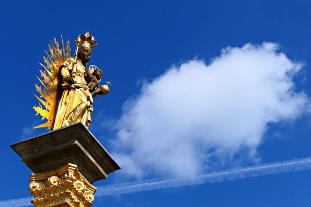 Nur einen Katzensprung von Sommerhausen steht man vor der goldenen Mariensäule in Eibelstadt