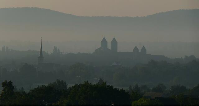 Im Morgendunst erkennt man die Türme der Abtei Münsterschwarzach