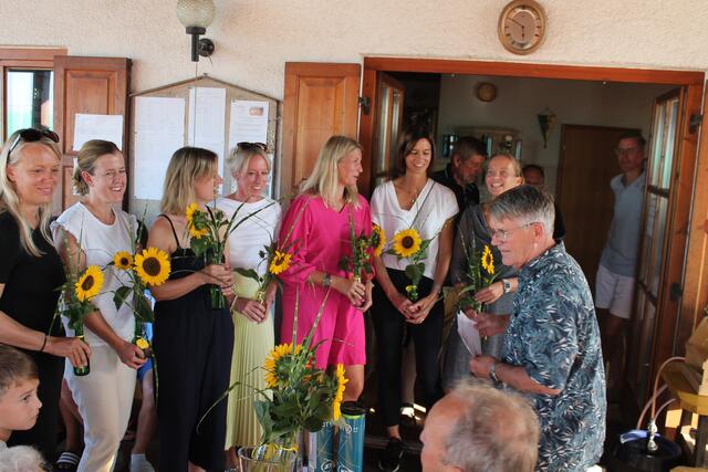 Blumen und Ehrung für die Saisonleistung an die Damen 30