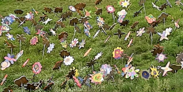 Viele Blumen haben Kindergartenkinder aus der Umgebung gebastelt. | Foto: Iris  Alefelder