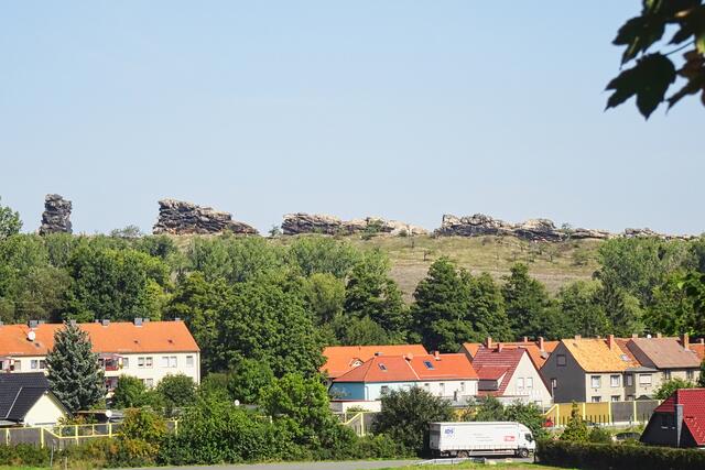 Blick  über Neinstedt auf die Teufelsmauer
