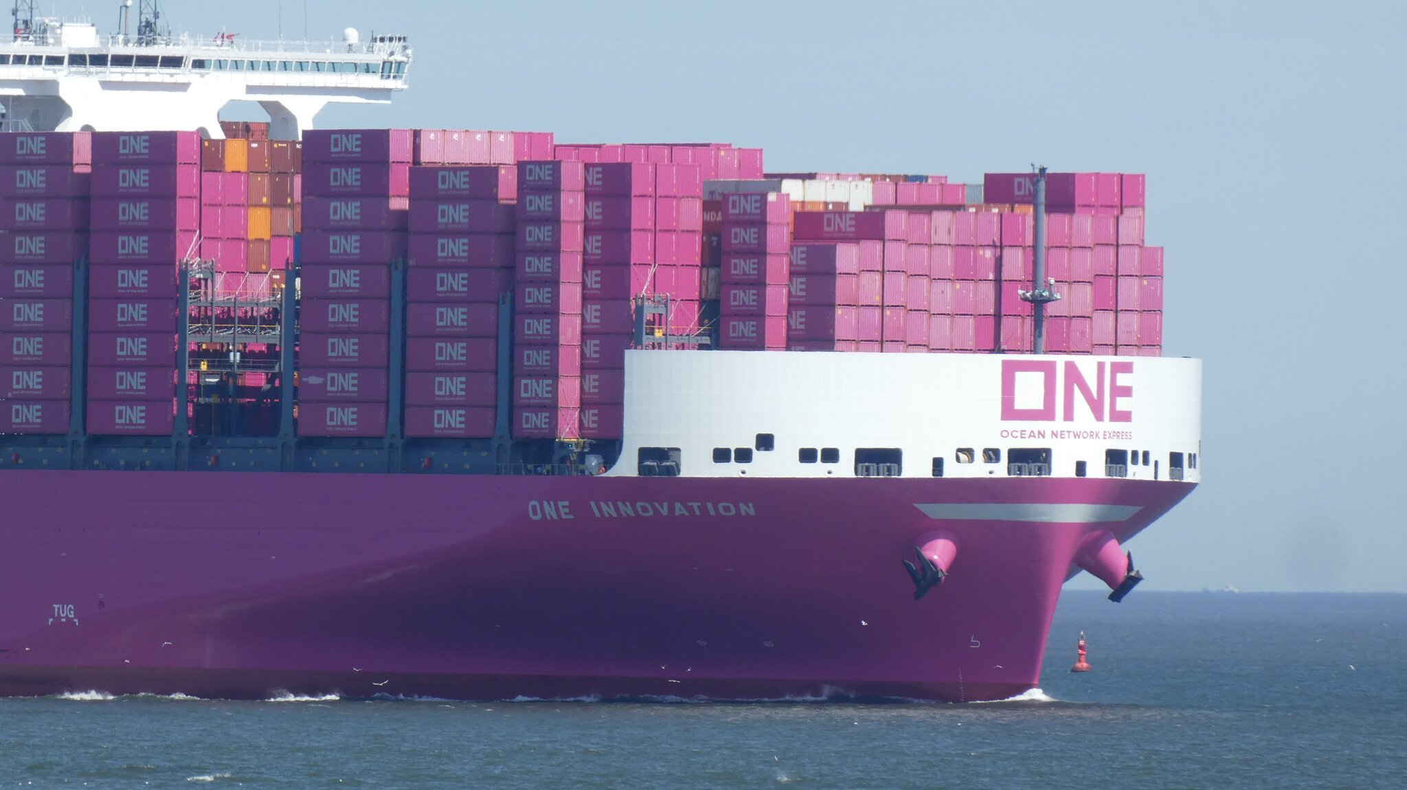 Containerschiff: Containerschiff ONE Innovation in Cuxhaven Richtung ...