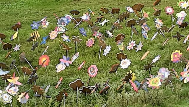 Viele Blumen haben Kindergartenkinder aus der Umgebung gebastelt. | Foto: Iris  Alefelder