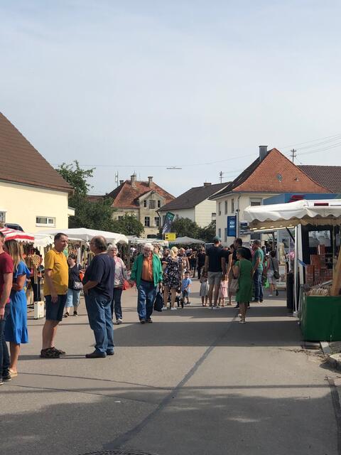 Foto: Am Vormittag drängten sich die Marktbesucher bereits durch die Budenstraße.