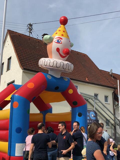 Foto: Jung und Alt trafen sich vor der bunten Hüpfburg auf dem Heilig-Kreuz-Markt in Biberbach.