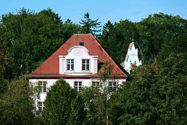 Prächtiges Duo: Das Schloß und die Dorfkirche