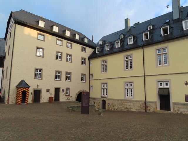 Wir sind im "Schlosshof" angekommen udn verschnaufen erstmal. Die Steigung ist zwar nicht so groß, aber wenn man diesen Weg nicht jeden Tag geht, ist es doch etwas anstrengend.
Auf der rechteckigen braunen Tafel ist "die Geschichte der Burg" beschrieben. 
Leider habe ich vergessen, diese Tafel zu fotografieren, werde das aber nachholen, da meine Jüngste und ich die Tour am 1.10. bzw. 15.10. nochmal machen wollen. Wir hoffen, dass dann die Bäume schön bunt sind und richtig schönes "goldenes Herbstwetter" ist. | Foto: M.A.