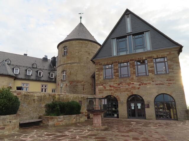 Der "Bergfried" von der Aussichtsterrasse aus gesehen. Im Vordergrund ist der Pranger zu sehen. | Foto: M. A. 