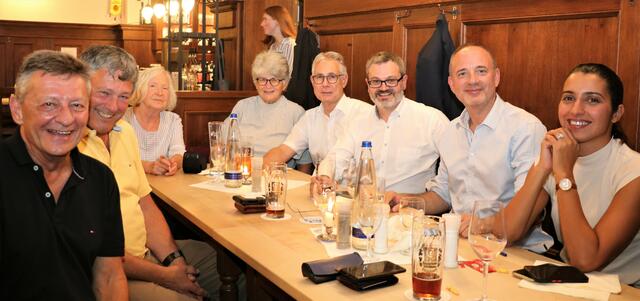 von links vorne Reiner Link, Rolf Ricker, Theresia Kern, rechts Marianne Stenglein, Dieter Saborowski, Guillaume Crépin, Yann Galut, Wassili Roi | Foto: Marianne Stenglein